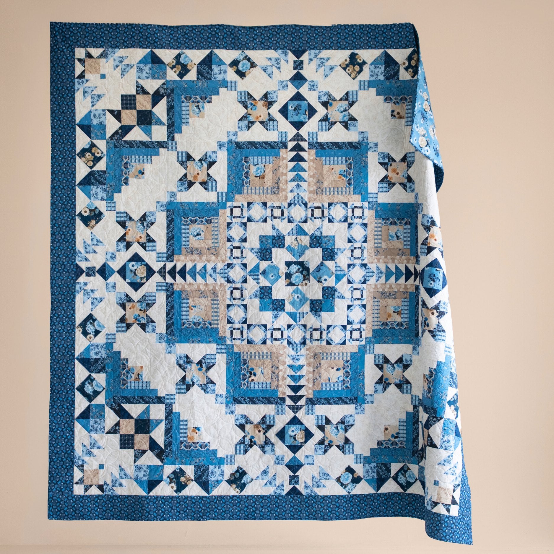 Block Of The Month - Log Cabin Bellflower (98.5" x 98.5")