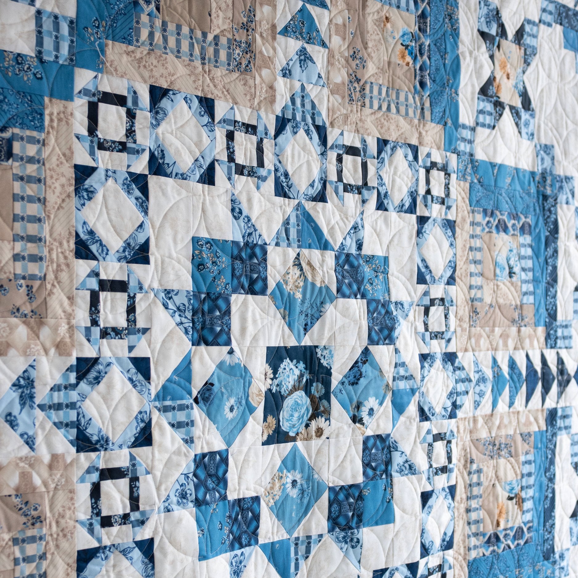 Block Of The Month - Log Cabin Bellflower (98.5" x 98.5")