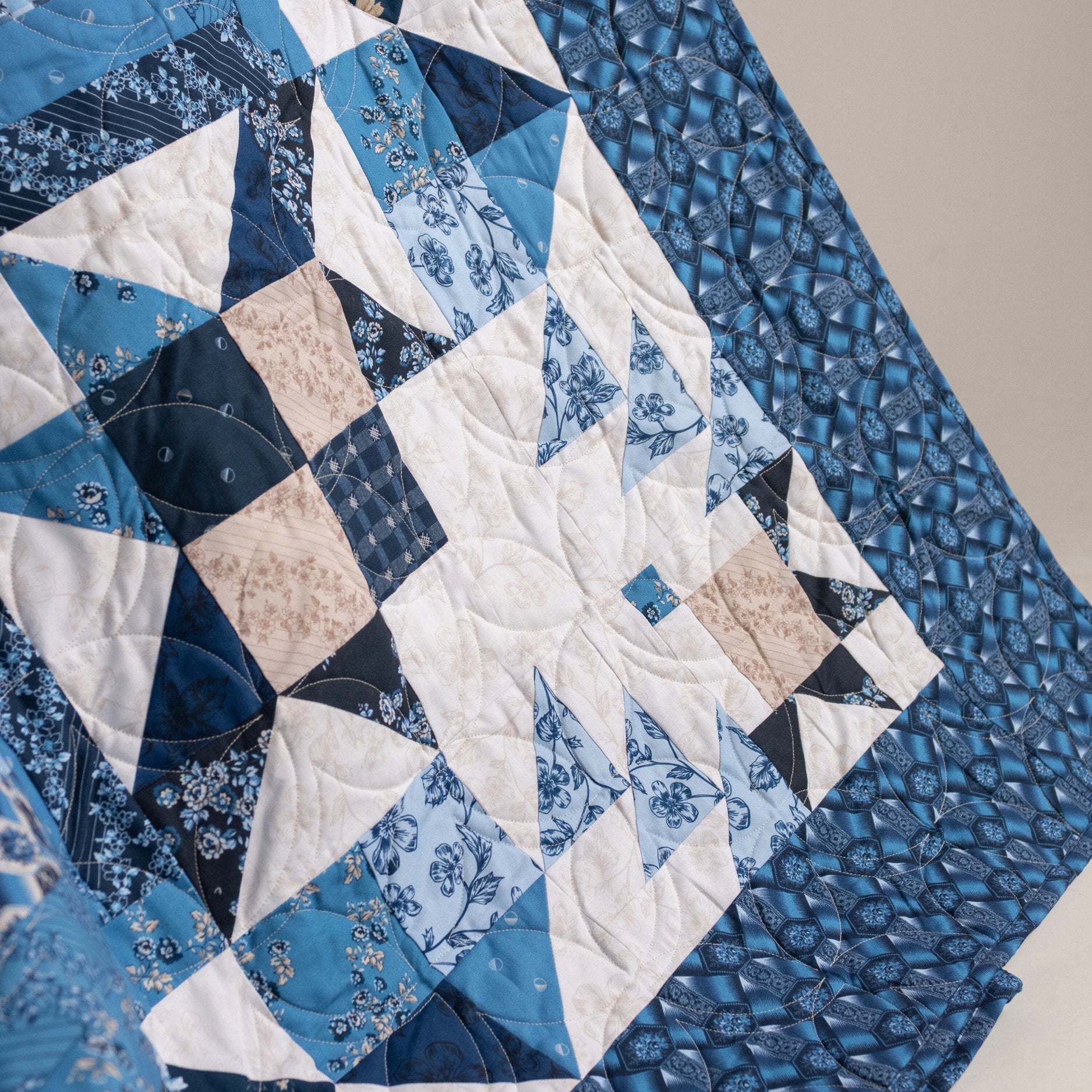 Block Of The Month - Log Cabin Bellflower (98.5" x 98.5")